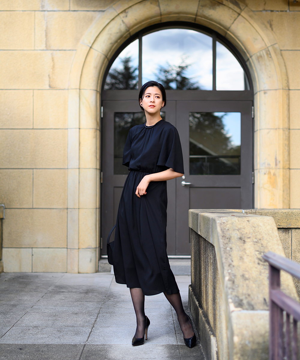 夏用ブラックフォーマル 洗える喪服 前開きロング丈 上品シルエット 快適素材 法要・家族葬・お別れの会に【23-313009】サイドビュー