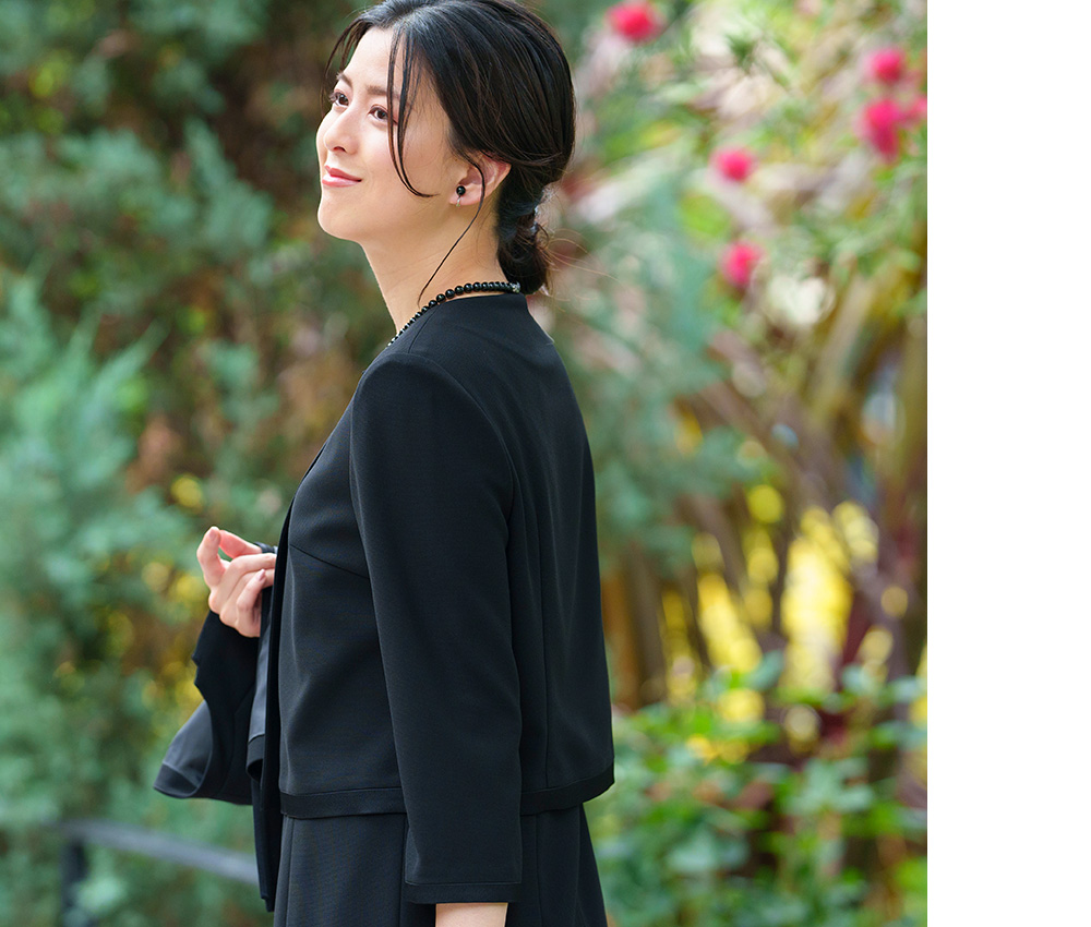 レディース夏用ブラックフォーマルワンピース 前開きロング丈 洗える喪服 体型カバー 春夏 法要・葬儀・お通夜向け 20代～60代対応【2560202】着用イメージ
