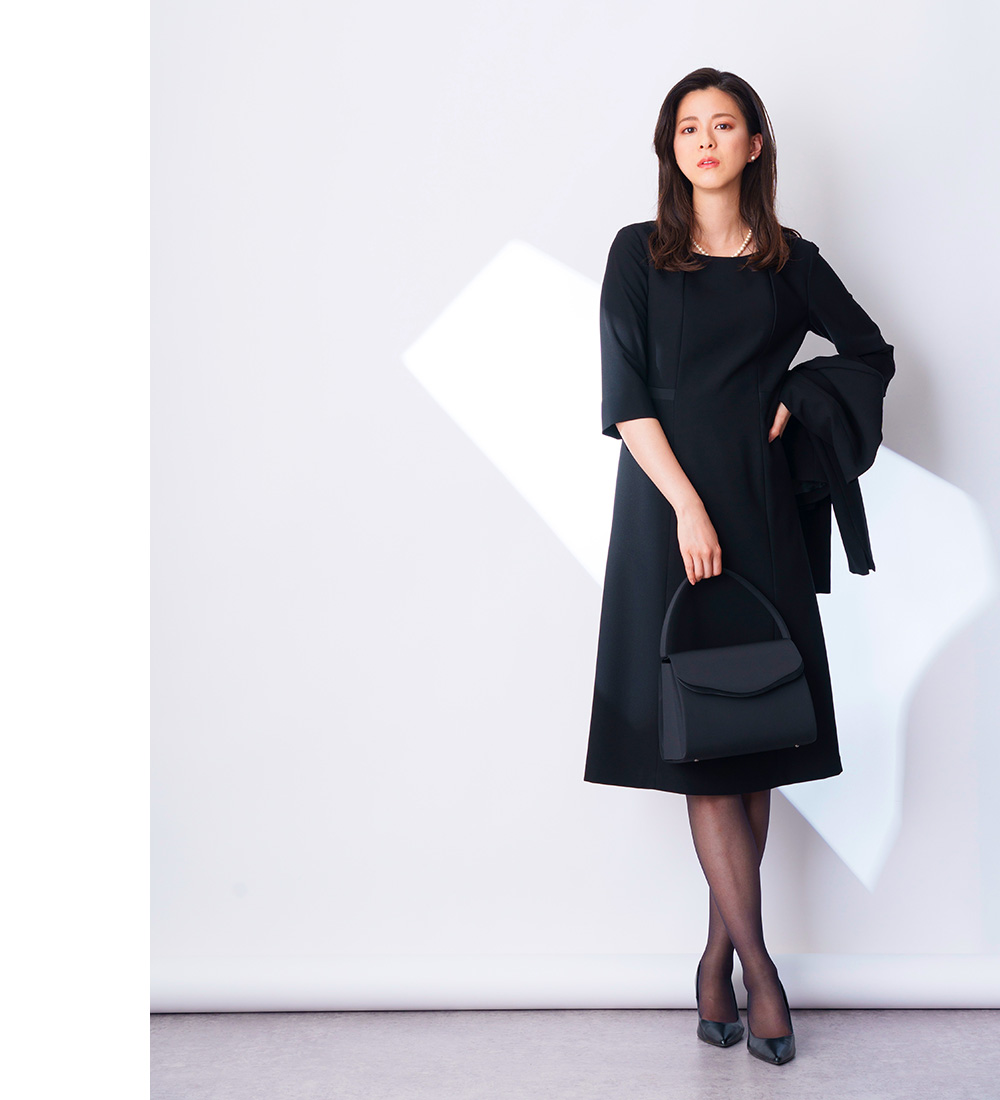レディース夏用ブラックフォーマルワンピース 前開きロング丈 洗える喪服 体型カバー 春夏 法要・葬儀・お通夜向け 20代～60代対応【2966391】着用イメージ